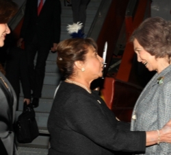 Su Majestad la Reina a su llegada a Guatelama es recibida por la Primera Dama del país, Rosa Leal y su hija Lisette